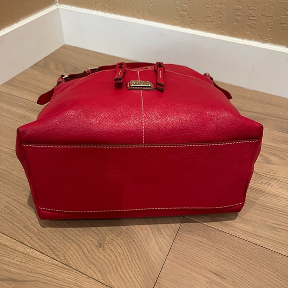 GUC~Dooney & Bourke Red Leather, Quiet Luxury, Large Shoulder bag/Tote/ Handbag - Picture 7 of 13